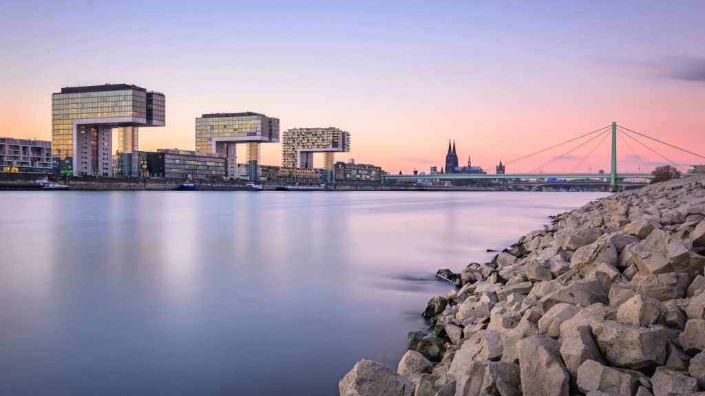 Bâtiments modernes et hôtels à Cologne.