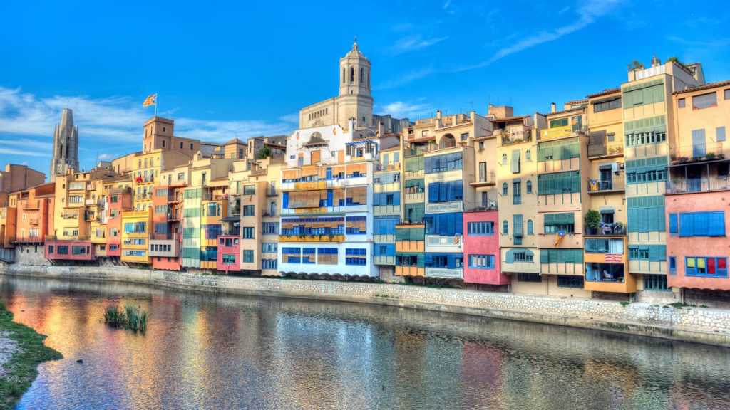 The Onyar river, in the center of Girona.