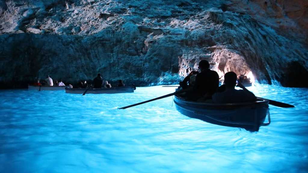 Visiter la Blue Grotto est une des choses à faire à Capri